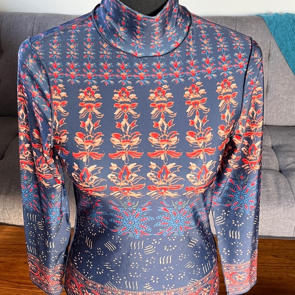 Hunter Bell Navy and Red Print Turtleneck size Small - Picture 2 of 6